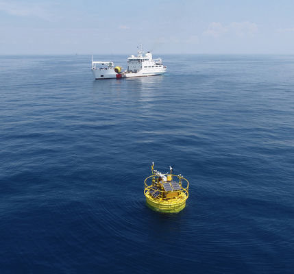 Les aspirations bleues flottent sur le LiDAR avec un capteur météorologique